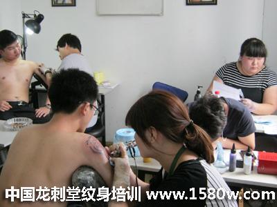 �人������������ѵѧ